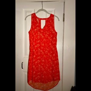 v-neck orange/white print shift dress with cut-out back